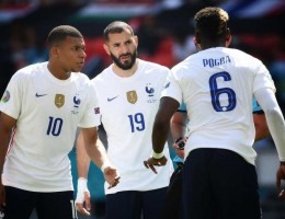 Kylian Mbappé, Karim Benzema e Paul Pogba em ação pela seleção da França