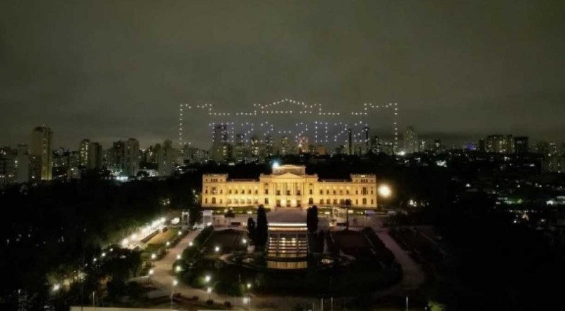 200 drones formando desenhos no céu para comemorar os 200 anos da Independência do Brasil 