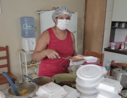Luciene Marina começou a vender quentinhas em Caruaru por necessidade, depois de perder o emprego