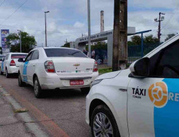 Motoristas de Táxi do Recife protestam sobre o pagamento do Auxílio Taxista.