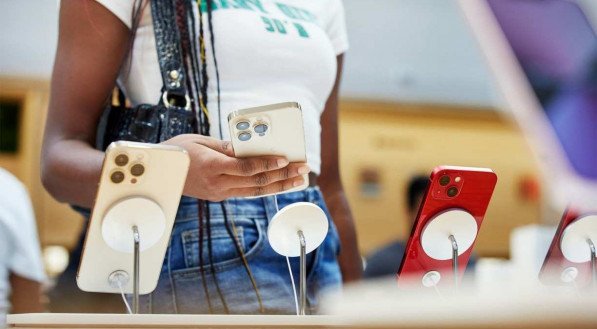 CONSUMIDORA Apple foi processada por vender os smartphones a partir do lançamento do iPhone 12