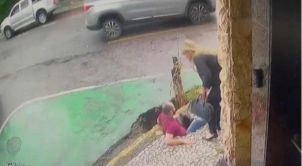 Vídeo: cratera se abre em calçada do Recife e "engole" homem