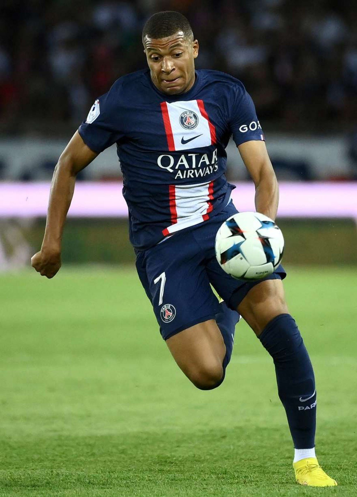 Futebol Arte - Mbappe é o jogador com o maior salário do mundo. Veja quanto  ele recebe (em Reais) Por Segundo - R$ 21.63 Por Minuto - R$ 1.298 Por Hora  