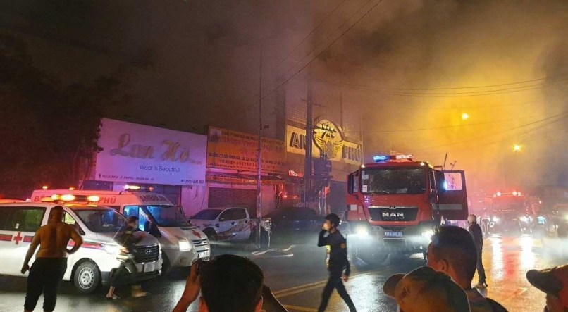 Bombeiros no local do incêndio em karaokê no Vietnã