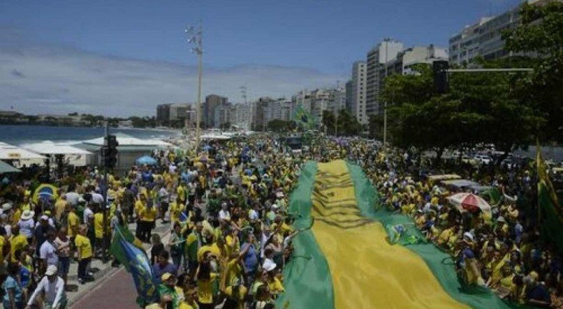 Apoiadores do candidato à Presidência da República, Jair Bolsonaro (PSL), em ato na Praia de Copacabana, no Rio de Janeiro, em 2021