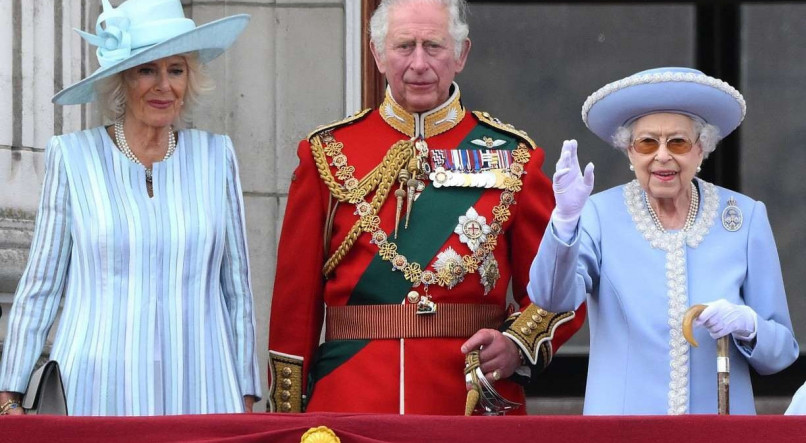Rei Charles entre Camilla, sua esposa, e a rainha Elizabeth