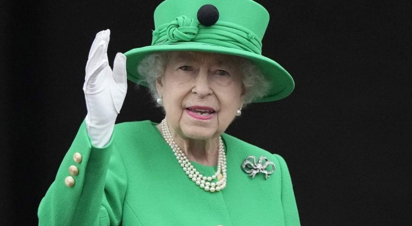 "A rainha morreu pacificamente em Balmoral esta tarde" comunicou o Palácio de Buckingham