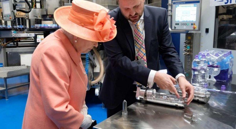 ELIZABETH VISITANDO INDUSTRIAS NA INGLATERRA