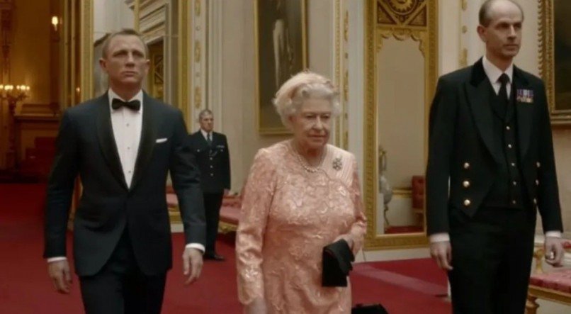 Rainha Elizabeth II em cena de 007, com James Bon