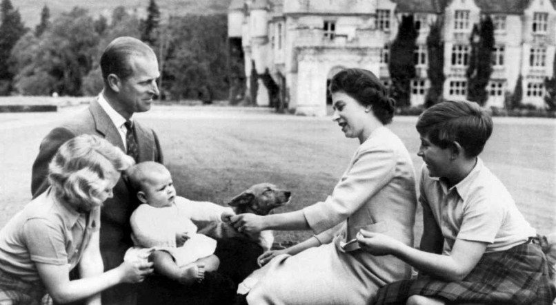 Na foto, Elizabeth II, o Duque de Edimburgo e tr&ecirc;s dos quatro filhos do casal
