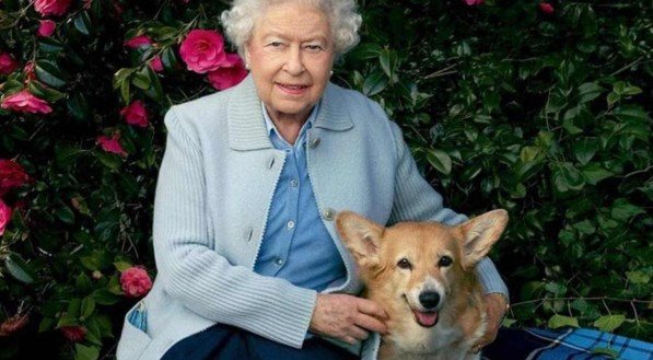 Rainha Elizabeth II com seu cachorro