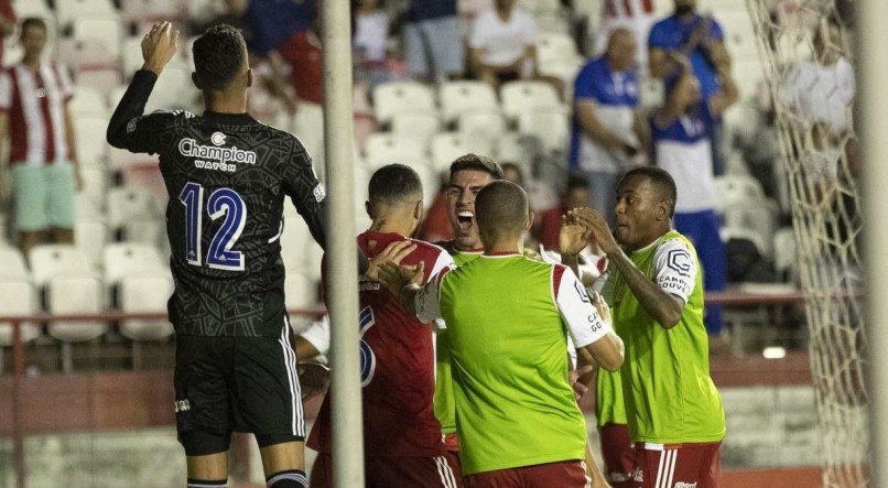 O Náutico abriu o placar sobre o Sampaio Corrêa ainda no primeiro tempo do jogo pela Série B