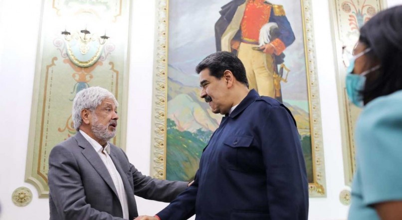 Presidente da Venezuela, Nicolás Maduro (D)