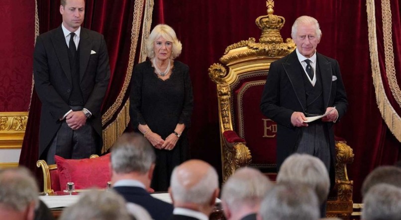 Rei Charles III, ao lado da mulher, Camilla, e do filho William