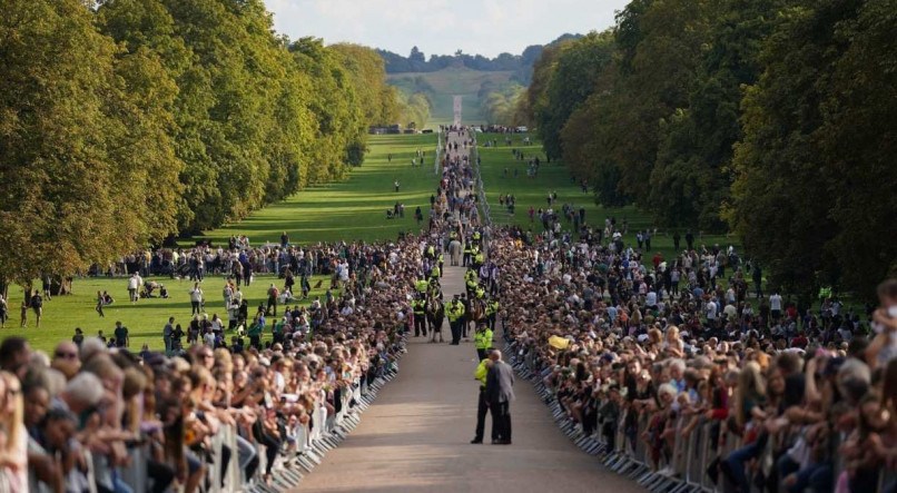 Público aguarda William e Kate e Harry e Meghan no Castelo de Windsor 