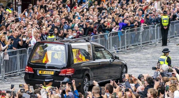Público assiste ao carro funerário carregando o caixão da rainha Elizabeth II em direção ao Palácio de Holyroodhouse