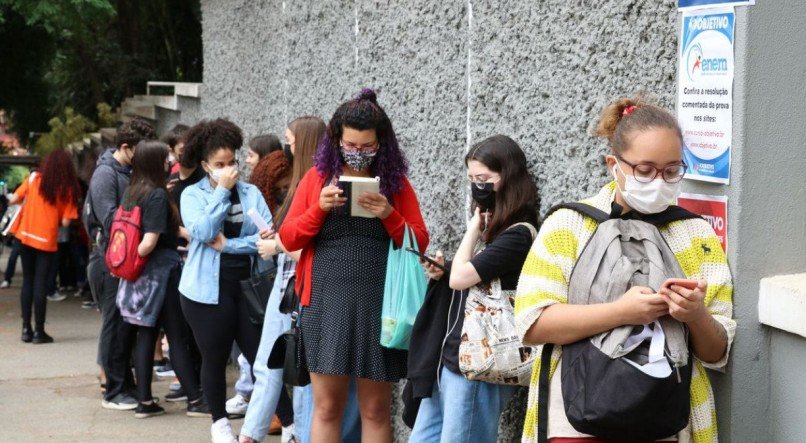 São Paulo - Estudantes esperam a abertura dos portões no primeiro dia de provas do Exame Nacional do Ensino Médio - Enem, na Universidade Presbiteriana Mackenzie.