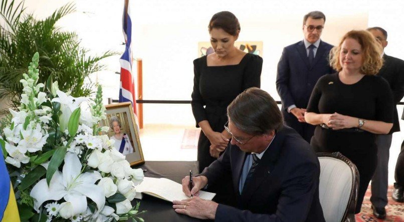 Bolsonaro assinando livro de condolências pela morte da rainha Elizabeth II
