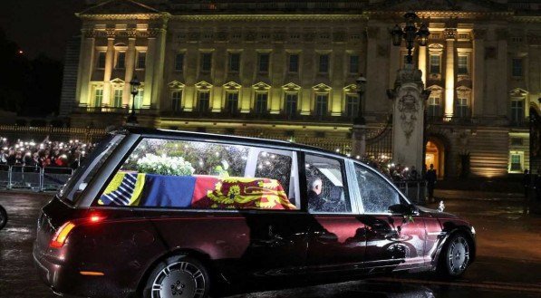 RESTOS MORTAIS DA RAINHA ELIZABETH II CHEGAM A LONDRES