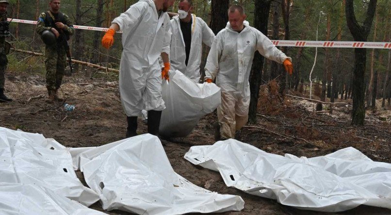 Foram descobertas quase 450 sepulturas na &aacute;rea de Izium, na Ucr&acirc;nia