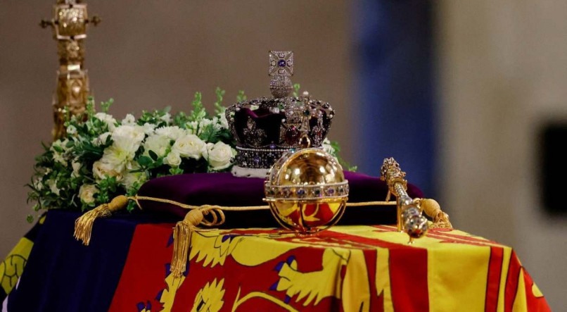 Coroa da Rainha Elizabeth II com quase 3 mil pedras preciosas