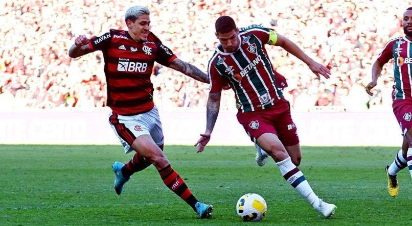 Nino disputa a bola com o atacante Pedro.
