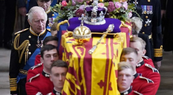 Coroa Imperial do Estado sobre o caixão da rainha Elizabeth II, durante o funeral da monarca