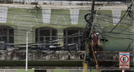 Fiação desordenada, bagunçada e mal instalada nos postes do Recife podem causar acidentes.
