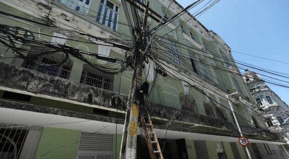 Fia&ccedil;&atilde;o desordenada nos postes pode causar inc&ecirc;ndios e acidentes