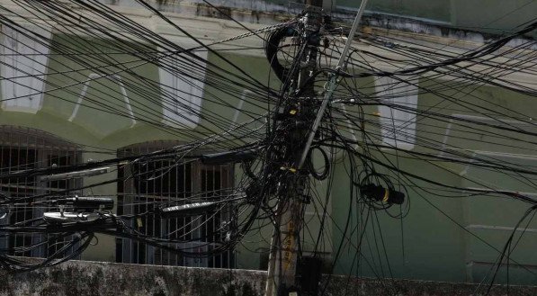 Fiação desordenada, bagunçada e mal instalada nos postes do Recife podem causar acidentes
