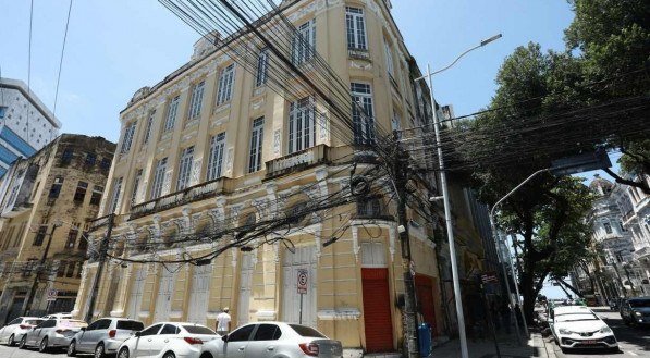 Fiação desordenada, bagunçada e mal instalada nos postes enfeiam o Recife