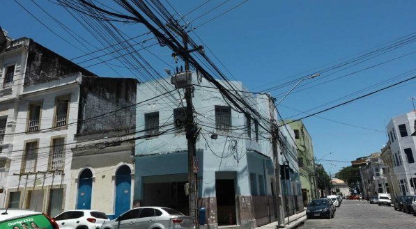 A car&ecirc;ncia de estacionamento e os problemas com o fornecimento de energia, especialmente durante eventos, acrescentam dificuldades &agrave;s empresas e turistas que frequentam a regi&atilde;o
NA FOTO: FIA&Ccedil;&Atilde;O IRREGULAR NO BAIRRO DO RECIFE ANTIGO