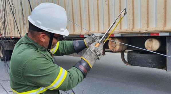 Dano ao patrimônio gera custo de R$ 3 mil ao condutor pelo poste, estruturas, fios e equipamentos dos pontos danificados