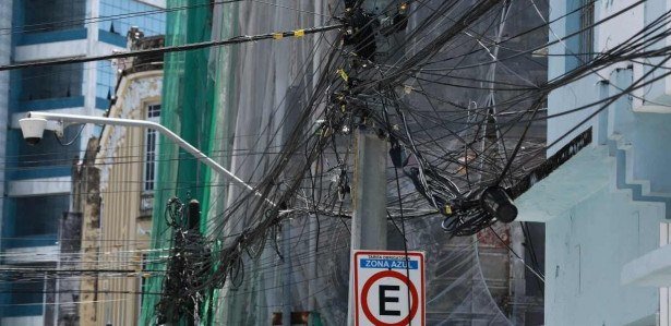 Fiação desordenada, bagunçada e mal instalada nos postes do Recife podem causar acidentes.