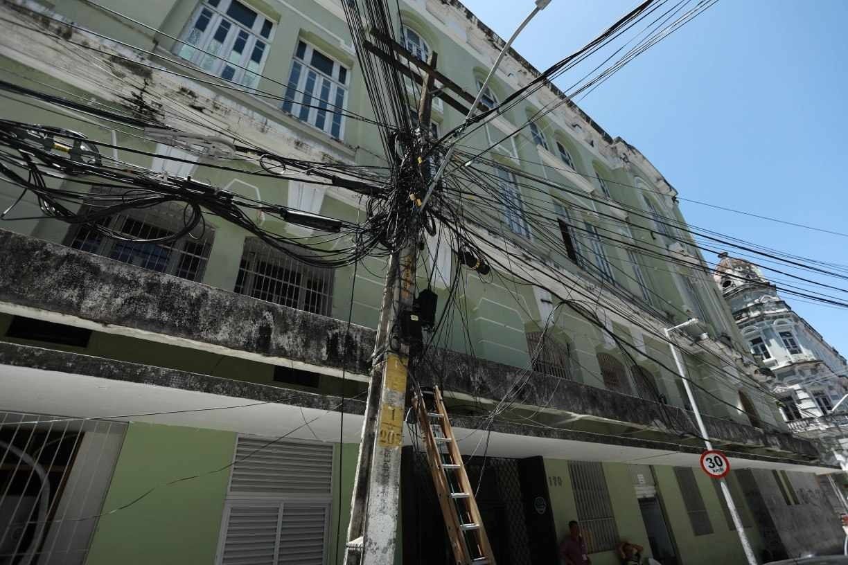 Fia&ccedil;&atilde;o desordenada nos postes pode causar inc&ecirc;ndios e acidentes