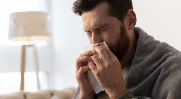 GRIPES E RESFRIADOS: Veja 10 DICAS para CURAR seu organismo mais RÁPIDO 