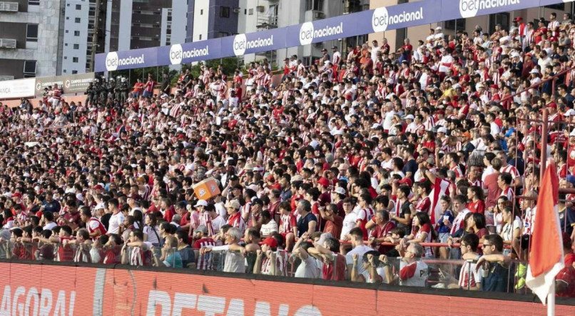 Torcida do N&aacute;utico apoiando o time nos Aflitos .