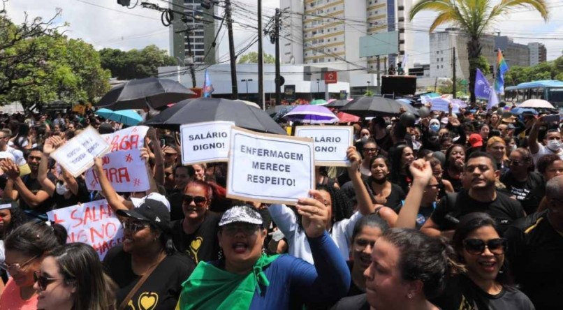 Enfermeiros protestam nas ruas do Recife durante paralisa&ccedil;&atilde;o nacional de 24h