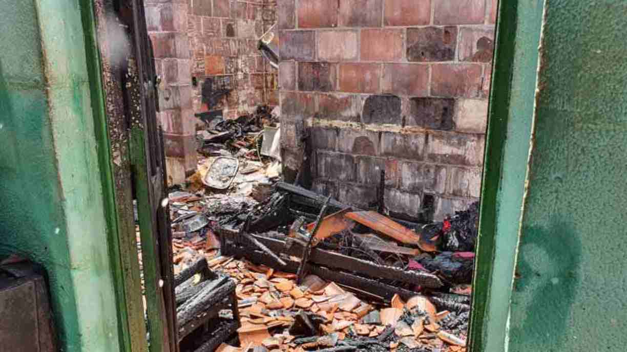 Incêndio atinge residência no bairro do Cordeiro, Zona Oeste do Recife.