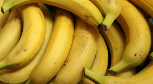 Banana traz diversos benefícios à saúde; confira
