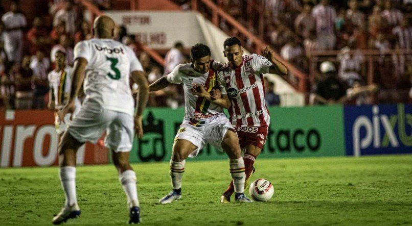 Lance da partida entre Náutico x Sampaio Corrêa, partida válido pelo Campeonato Brasileiro da Série B 2022

