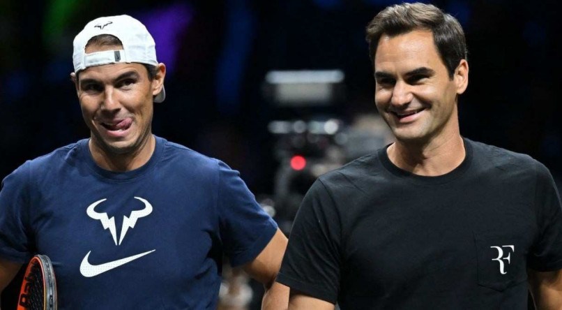 Rafael Nadal (E) e Roger Federer (D) jogam juntos na Laver Cup
