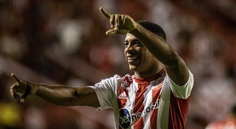 Júlio marcou o gol do Náutico no primeiro tempo do jogo contra o Sampaio Corrêa pela Série B