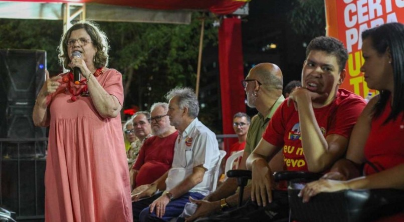 Ao citar partidos que formam a chapa de Marília Arraes, Teresa Leitão diz que eles estão "travestidos tal qual uma farsa pra mostrar o que não são"
