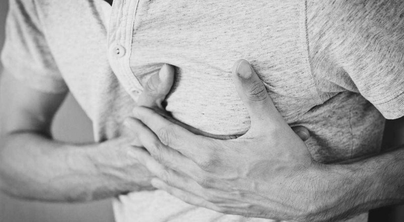 Sintomas relacionados ao infarto, como a dor no peito, devem ser investigados o quanto antes