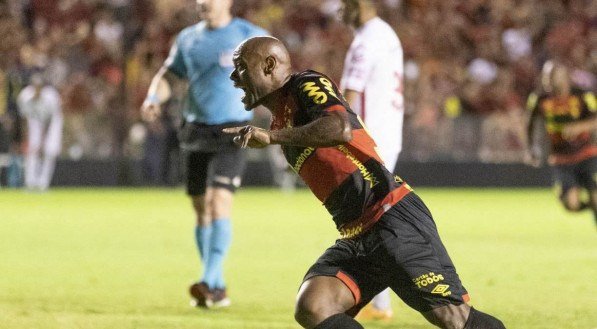 Vagner Love &eacute; titular no ataque do Sport no jogo contra o Cruzeiro pela 34&ordf; rodada da S&eacute;rie B