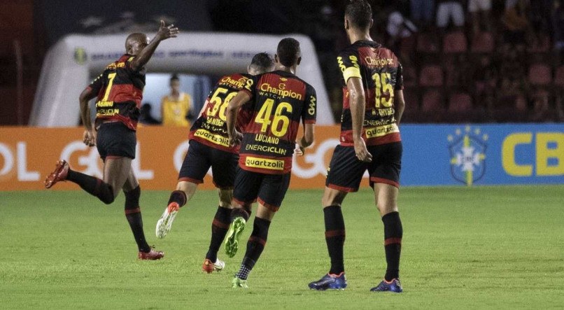 Jogadores do Sport comemoram gol de Fabinho na partida contra o Náutico no Estádio da Ilha do Retiro, partida válido pela Série B de 2022.

