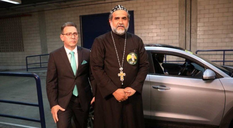 Padre Kelmon chegando ao debate da Globo, nesta quinta (29)