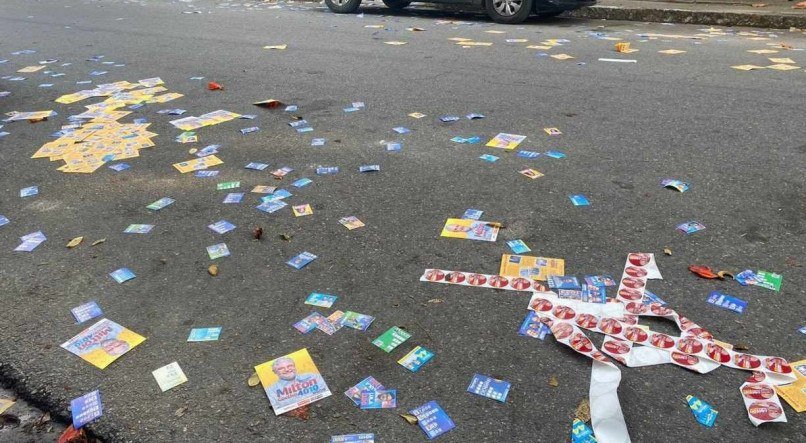 Lixo eleitoral é visto em frente a Escola Fernando Mota em Boa Viagem, Zona Sul do Recife.