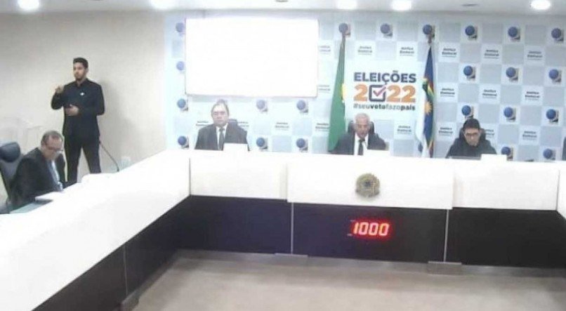 Presidente do TRE-PE, desembargador André Guimarães